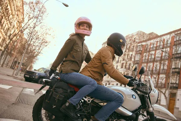 Pareja en moto con equipación By City por Madrid